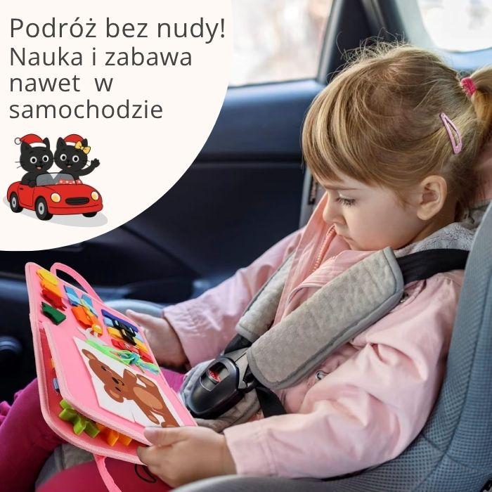 Dziewczynka bawi się tablicą edukacyjną Juniorka Mądrulka w samochodzie – nauka przez zabawę podczas podróży