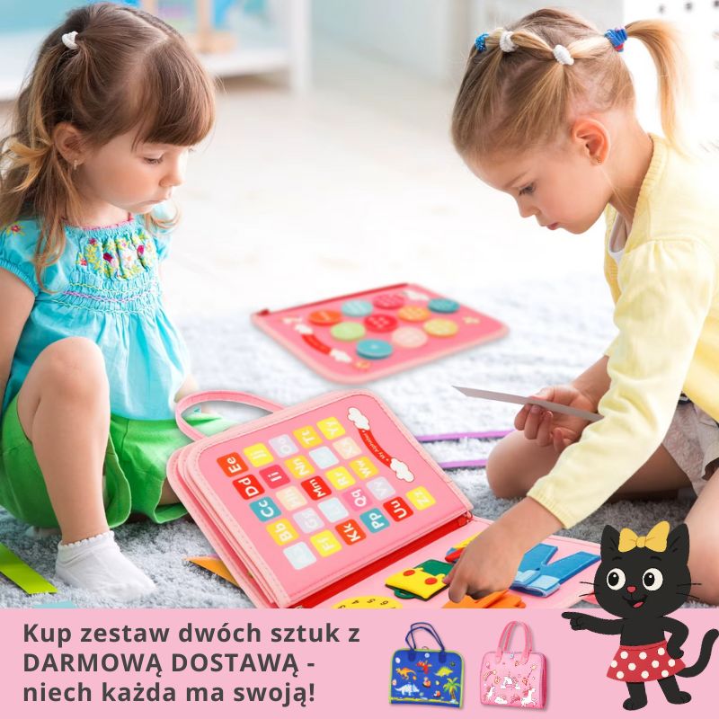 Dziewczynka bawi się tablicą Juniorka Mądrulka – ćwiczy zapinanie guzików i suwaki